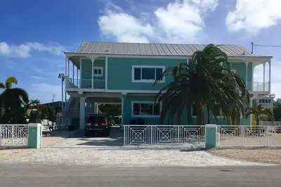 Image de Paradis du bord de mer sur les rivages vénitiens, Islamorada, piscine et quai, nouvelle construction
