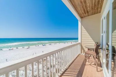 Image de Beachfront avec vue imprenable et King Bed- Perfect couples Getaway dans la zone balnéaire
