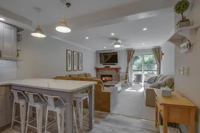 Image de Killington Condo avec 3 téléviseurs à écran plat, piscine et tennis!