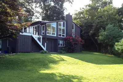 Image de Maison contemporaine élégante dans la communauté de la plage isolée