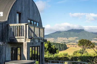 Image de Barnstyle eco lodge - vue imprenable sur l'océan et la montagne.