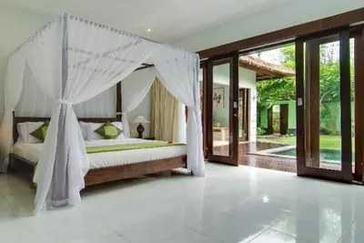 Image de 7 chambres, 3 villas, 3 piscines privées, Seminyak central, Personnel d'entretien