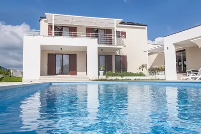 Image de Nouvelle Villa moderne avec grande piscine privée dans un quartier calme