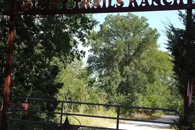 Image de Sentiers Trinity: Nouveau, isolée, tranquille, petite cabane court sentier de marche du lac Aquilla