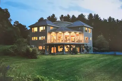 Image de Mountaintop Modern Home, des espaces de vie spacieux, des espaces extérieurs et de jolies vues<br>