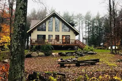 Image de Maison Ă ossature bois de style chalet suisse Ă Berkshires avec tout le confort moderne
