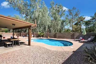 Image de Maison de style complexe avec piscine chauffée et spa - 8 personnes - Idéal pour les familles!