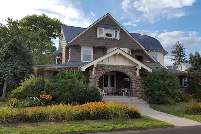 Image de Beach Arts & Crafts House Front avec une vue magnifique sur le son