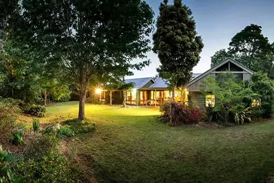 Image de Country Homestead situé dans la forêt tropicale