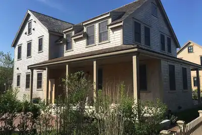 Image de Tranche de paradis décorée professionnellement près de la plage avec piscine, tennis et accès à la salle de sport