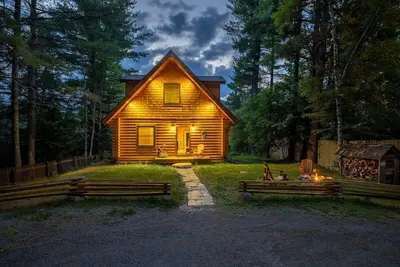 Image de Adirondack Log Home avec vue sur le fleuve et la montagne