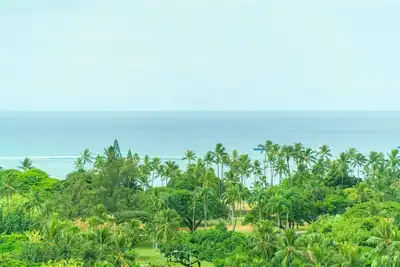Image de Grand balcon sur le toit (1 385 pieds carrés)! ! Confortable 2 chambres à Waikiki! (Lw14)