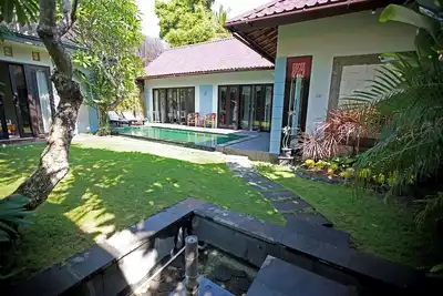 Image de 5 chambres avec salle de bains, 2 villas côte à côte, peut accueillir jusqu'à 10 personnes, service du personnel