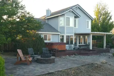Image de Vue spectaculaire sur les lumières de la ville de la bande Reno, immense terrasse, foyer