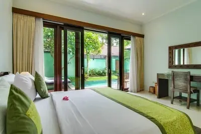 Image de Villa avec 2 chambres et piscine, personnel attentif, très bien situé!