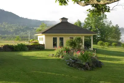 Image de À seulement 5 miles des pistes de ski et de vélo de Burke Mountain. L'endroit rêvé d'un skieur!