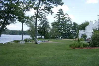 Image de Maison moderne au bord du lac sur le lac Waukewan avec des vues spectaculaires de l'automne folliage!