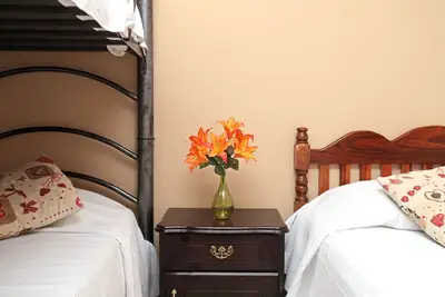 Image de Chambres indépendantes avec salle de bain, entrée indépendante.