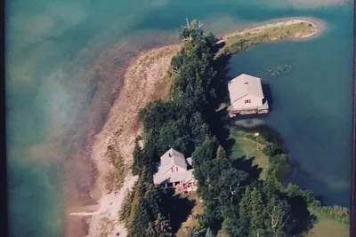 Image de Péninsule privée au centre-ville de Hessel, îles Les Cheneaux