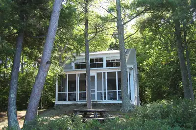 Image de Camp classique au bord de l'eau Ă l'ancienne sur le lac Winnipesaukee, Nh