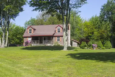 Image de Charme, Maison Spacieuse, Art-rempli Entouré par les montagnes Vue / Natural Beauty