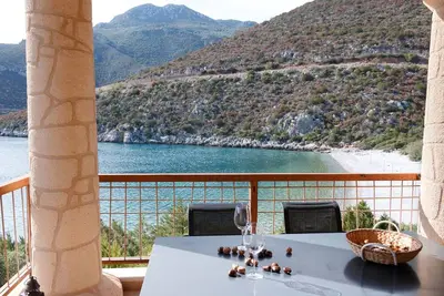 Image de Into The Blue Maisonnette: Une belle maison en pierre sur la plage!