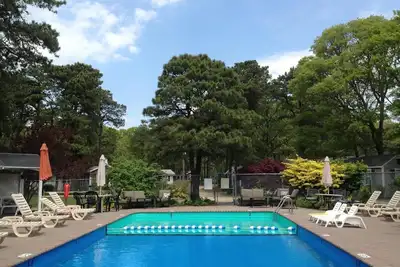Image de 22-Nestld dans les pins au coeur de Cape Cod; une propriété nostalgique pour la famille