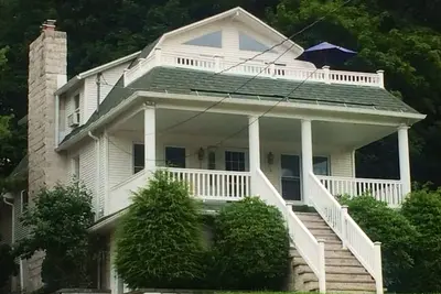 Image de Charmante maison au bord du lac avec accès à la plage et vue sur le lac