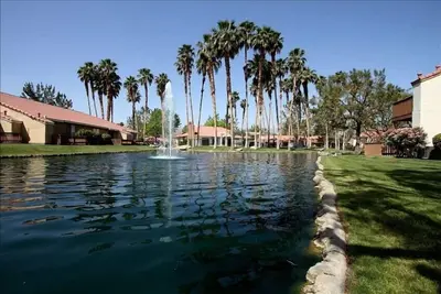 Image de Lieu, Luxe, Lakefront, Terrain, Piscine, États-Unis & Can Téléphone, WiFi, View, Animaux Ok!