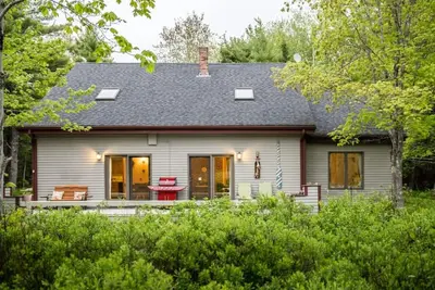 Image de Cette maison américaine ouverte et ensoleillée est au cœur de tous les meilleurs points forts de l'Acadie