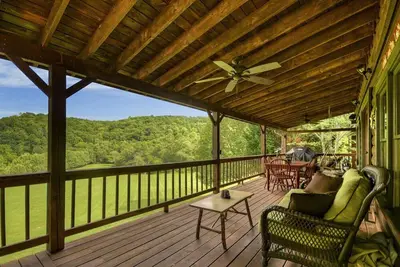 Image de Superbe cabine sur 4 + acres avec un ruisseau, un bain à remous, une table de cuisson et un gril à gaz.