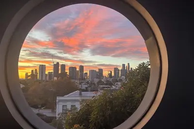 Entrepôt transformé en chemin de fer - toits de la ville