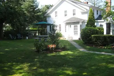 Image de Appartement de 2 chambres dans une maison historique avec cour privée (Wbh)