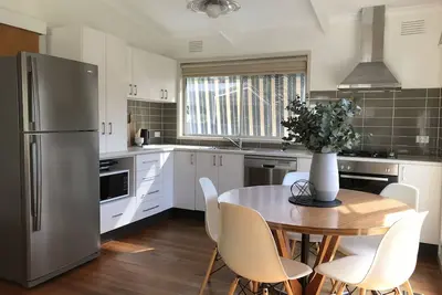 Image de Sorrento Beach Classic-Promenade à la plage et magasins