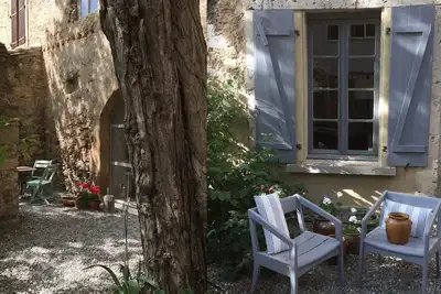 Image de Ancienne maison de village d'auteurs moderne du milieu du siècle avec 3 unités autonomes