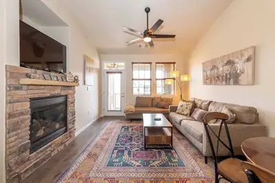 Image de Granby Ranch Getaway 5 personnes! 2 lits, 2 salles de bain, accès à la piscine chauffée / bain à remous!