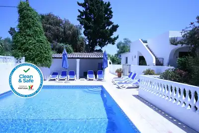 Image de Belle villa de quatre chambres avec grande piscine privée fermée - Wifi gratuit et climatisation