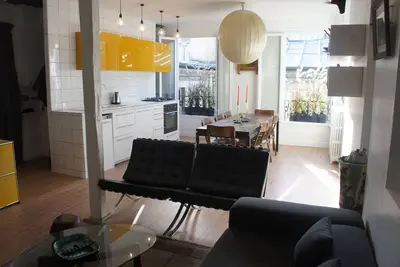 Image de Appartement d'architecte, ensoleillé, cosy et désign avec vue sur les toits.