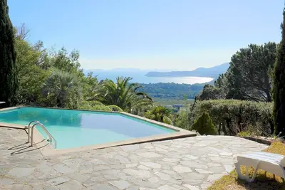 Image de Superbe vue sur mer, 10 personnes, presqu’ile de St Tropez.