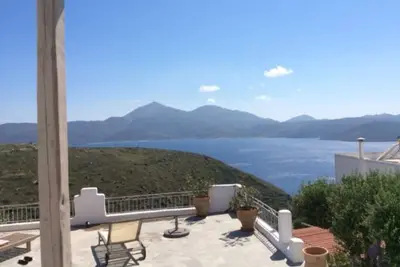 Image de Villa dans village avec vue imprenable sur la mer depuis de grandes terrasses ensoleillées.