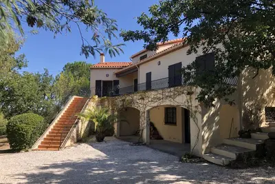 Image de Villa élégante, piscine privée de 13m, jardin tranquille, proche des commodités du village