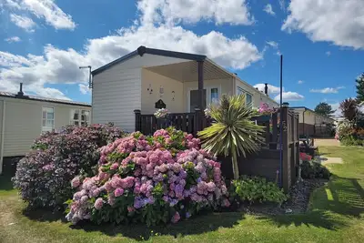 Image de 4 couchettes Holiday Caravan avec vue imprenable sur la mer 5 ☆ classé avec grand pont extérieur