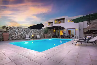 Image de Villa de luxe moderne avec piscine privée et superbes vues sur la mer