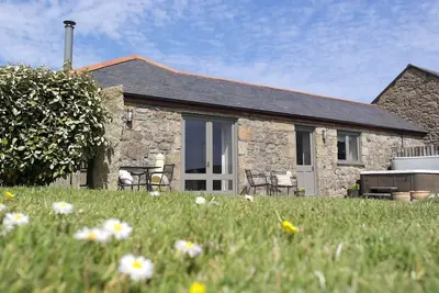 Image de Cottage de ferme élégant, bain à remous, près de la plage, grandes promenades, familial