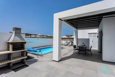 Image de 3 chambres, piscine privée chauffée, système de télévision britannique et wifi