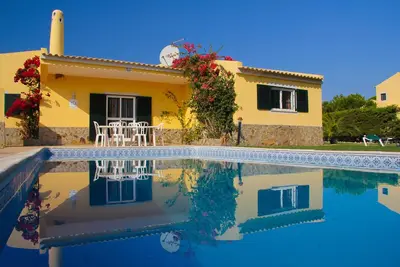 Image de Charmante villa avec piscine privée et jardin située dans une ferme de rêve