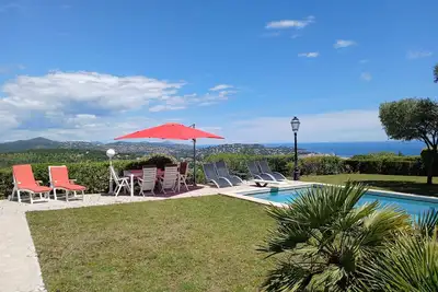 Image de Sainte Maxime Golfe de St Tropez, vue panoramique sur la mer et les collines.