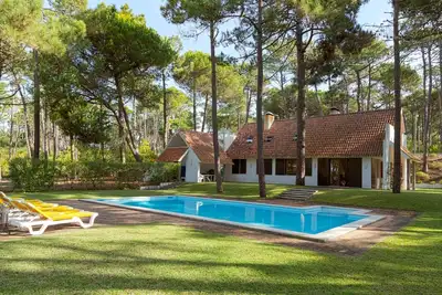 Image de Jardin, près de la plage, voiture indispensable, Colliers