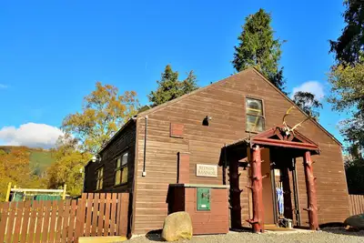 Image de Cottage écossais de style cabine avec grand jardin dans le village de Braemar