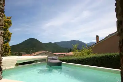 Image de Villa avec piscine privée et jardin - Wifi gratuit. À distance de marche de la ville